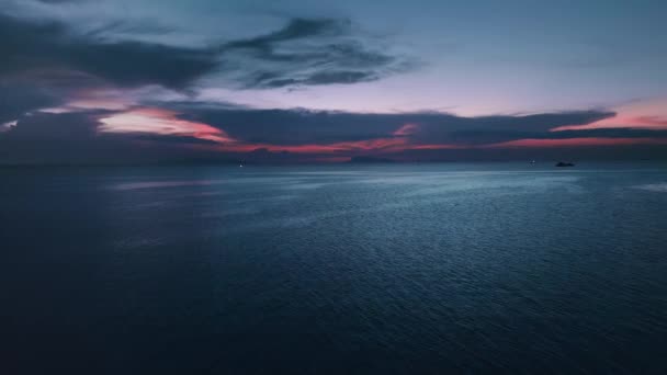 Vue Aérienne Belle Mer Bleue Contre Ciel Pendant Coucher Soleil — Video