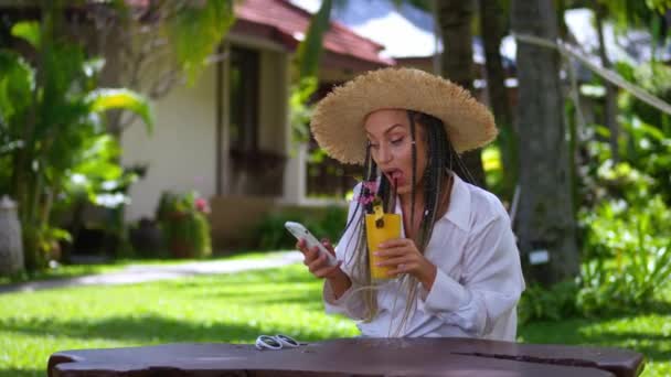 Mulher Turista Usando Telefone Celular Beber Bebida Fria Verão Nas — Vídeo de Stock