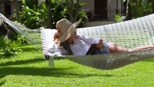 Turista Feminino Chapéu Palha Descansando Rede Livro Leitura Nos Fins — Vídeo de Stock