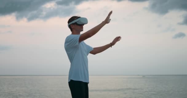 Virtual Reality Man Holiday Beach Metaverse Augmented Reality Travel Adventure — Stock Video