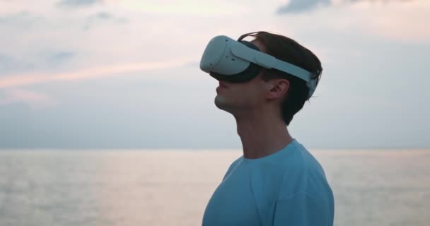 仮想現実 ビーチでの休暇中の男性30 回避と拡張現実 冒険と自由と旅行 休暇で海でVrガラスと仮想現実ヘッドセット未来技術 — ストック動画