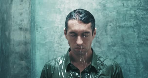Depresivní Muž Košili Stojí Sprše Koupelně Zvlhne Vody Muž Zažívá — Stock video