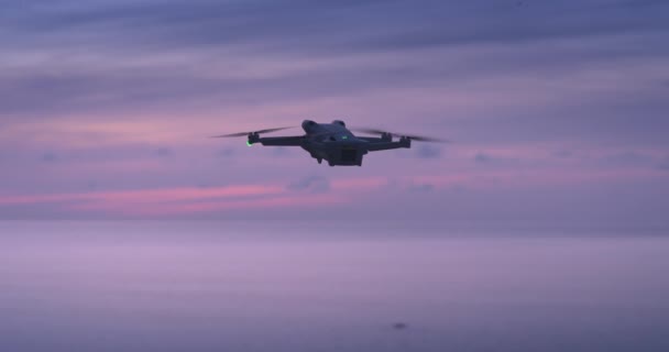 Квадрокоптер Висів Повітрі Тлі Моря Красивий Рожевий Захід Сонця Квадрокоптер — стокове відео