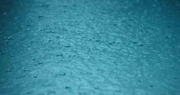 Uzavřít Koncept Silného Deště Dešťové Kapky Stékající Modré Kaluži Vody — Stock video