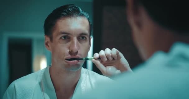 Spiegelung Spiegel Großaufnahme Mann Beim Zähneputzen Badezimmer Und Das Gefühl — Stockvideo