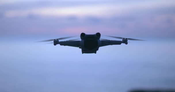 Silhouette Einer Modernen Quadrocopter Drohne Hintergrund Der Morgendämmerung Auf Dem — Stockvideo