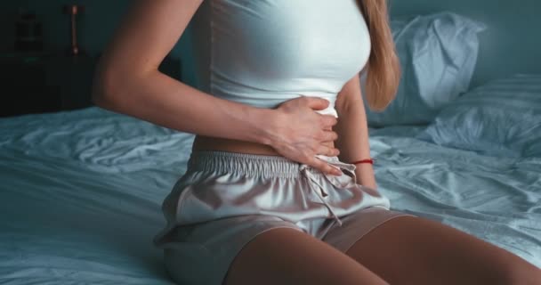 近距离观察 生病的高加索妇女在卧床 抱着胃 感觉腹痛或月经期疼痛时 会出现腹痛 腹泻或痛经的概念 — 图库视频影像