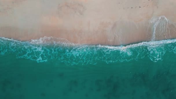 夏日阳光明媚 蔚蓝大海的空中俯瞰 波涛汹涌 从大海的空气中 用蓝色的水 沙质的底部 拍出了热带海景 空中俯瞰沙滩 — 图库视频影像