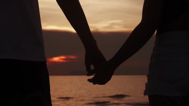 Szerelmes Pár Fogja Egymás Kezét Naplemente Hátterében Közelkép Sziluett Férfi — Stock videók