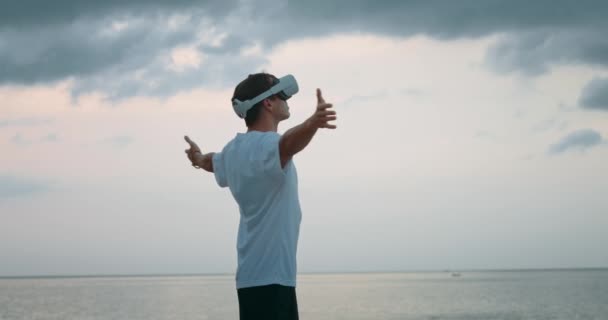 Fiatal Férfi Szabadban Közel Tengerhez Visel Virtuális Valóság Headset Ember — Stock videók