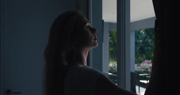 Schöne Junge Blonde Frau Öffnet Vorhänge Morgensonnenlicht Ihr Zimmer Erleuchten — Stockvideo