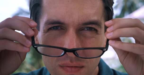 Zblízka Muž Špatným Zrakem Nasadí Brýle Vidět Lépe Venku Detailní — Stock video