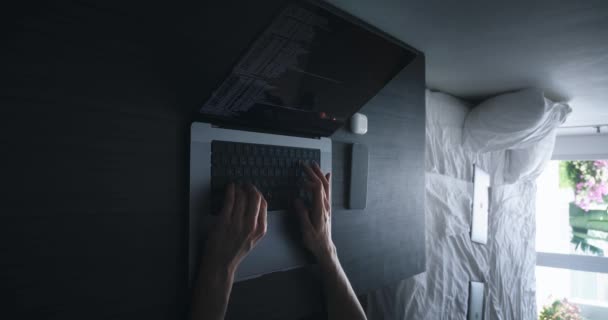 해커가 컴퓨터 키보드로 프로그래밍 코드를 입력하는걸 마무리 수없는 노트북 컴퓨터에서 — 비디오