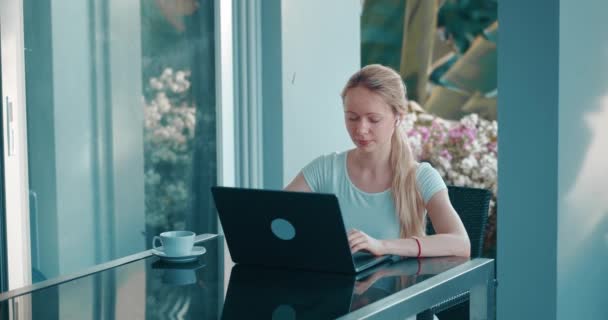 Žena Práce Notebooku Jako Digitální Nomád Cestách Sedí Venkovní Tropické — Stock video