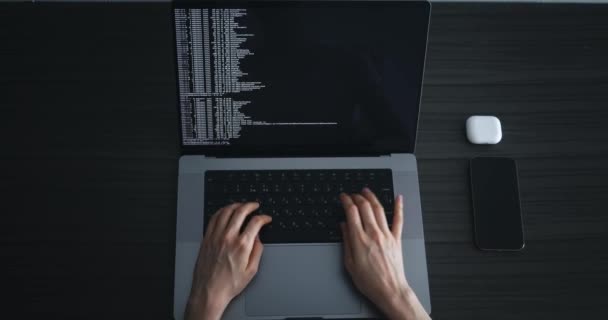 ラップトップコンピュータで作業している認識できない女性の手を表示し ノートパソコンのキーボードで入力してコーディングします コンピュータのキーボードにプログラミングコードを入力する女性ハッカープログラマーを閉じます — ストック動画