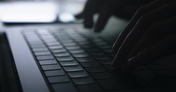 Close Mãos Mulher Negócios Usando Digitação Computador Portátil Escritório Escuro — Vídeo de Stock
