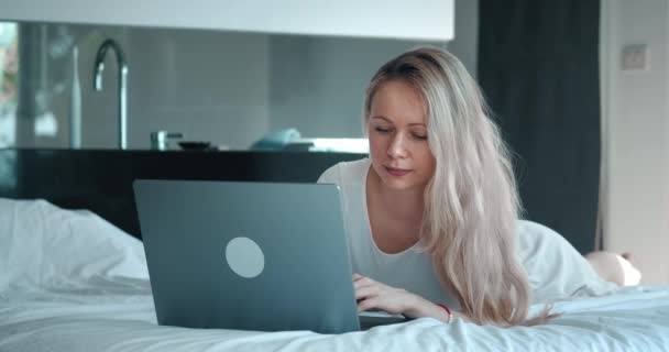 컴퓨터를 있습니다 침실에서 시간에 노트북 키보드로 타자를 있습니다 휴가와 — 비디오