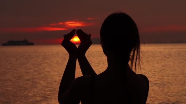 Feche Mãos Mulher Pôr Sol Vermelho Dourado Sol Incendeia Mãos — Vídeo de Stock
