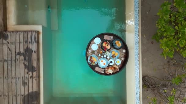 Widok Góry Pływające Śniadanie Słomce Luksusowy Hotel Dryfuje Basenie Pływające — Wideo stockowe