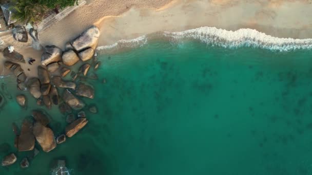 Vista Superior Mar Azul Turquesa Enxagua Ondas Nas Pedras Praia — Vídeo de Stock