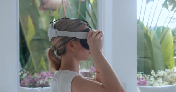 Jonge Blanke Vrouw Zet Virtual Reality Headset Genieten Van Het — Stockvideo