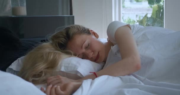 Jovem Mulher Dormindo Enquanto Deitada Cama Confortável Quarto Jovem Bela — Vídeo de Stock
