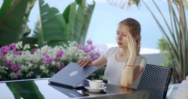 Overwerkte Vrouw Moe Van Het Werken Laptop Computer Sluit Laptop — Stockvideo