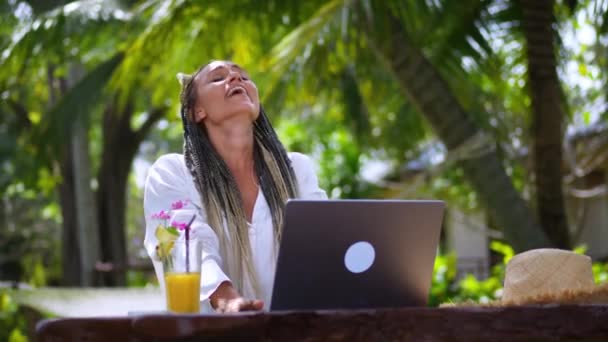 Glückliche Geschäftsfrau Digitaler Nomade Freut Sich Über Geschäftlichen Erfolg Erfolgreiches — Stockvideo