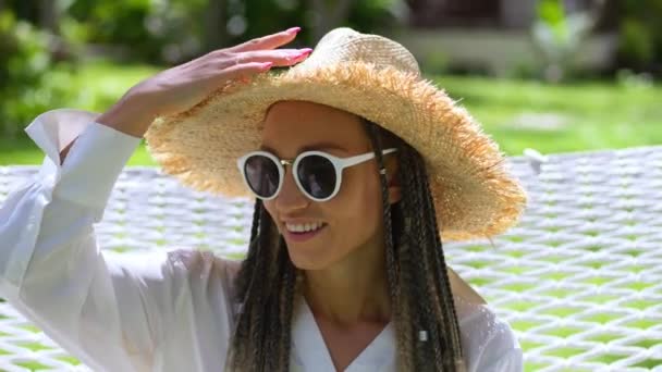 Retrato Mujer Turista Con Sombrero Paja Gafas Sol Mira Cámara — Vídeos de Stock