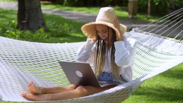 Mujer Joven Viajero Buen Humor Trabajando Ordenador Portátil Mientras Relaja — Vídeos de Stock