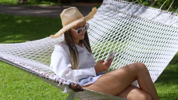 Touristin Mit Strohhut Und Sonnenbrille Liegt Auf Hängematte Und Sommerfrische — Stockvideo