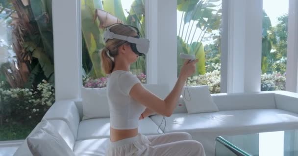 Žena Hrající Hry Zařízení Mladá Žena Používající Virtuální Realitu Metaverzní — Stock video