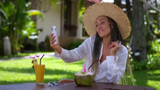 Donna Felice Turista Cappello Paglia Fare Selfie Videochiamata Agli Amici — Video Stock