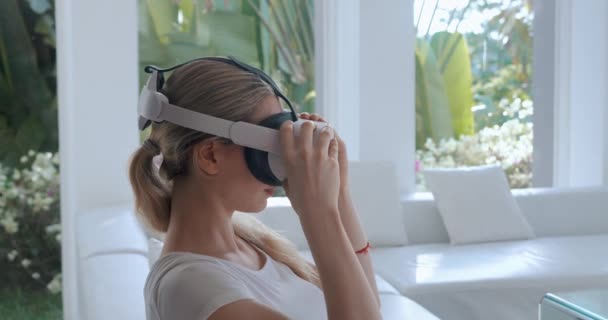 Mulher Milenar Colocando Fone Ouvido Realidade Virtual Sentar Sofá Casa — Vídeo de Stock