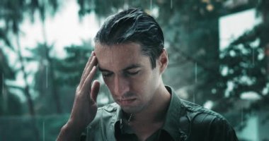 Şiddetli yağmur altında dışarıda duran üzgün bir adam, aile içi şiddet, aile sorunları, stres, şiddet. Depresyon ve intihar kavramı. Dışarıda yağmur altında 30 'lu yaşlarda erkek, üzgün ve bunalımda, bunalımda.