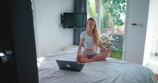 Ganska Blond Kvinna Sitter Sängen Mediterar Andas Höja Armarna För — Stockvideo