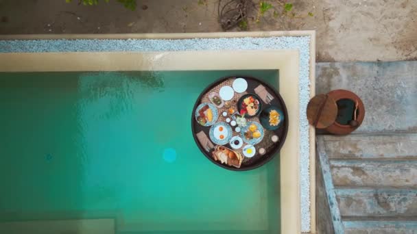 Lüks Villada Saman Tepside Yüzen Nefis Kahvaltı Yüzme Havuzunda Sürükleniyor — Stok video