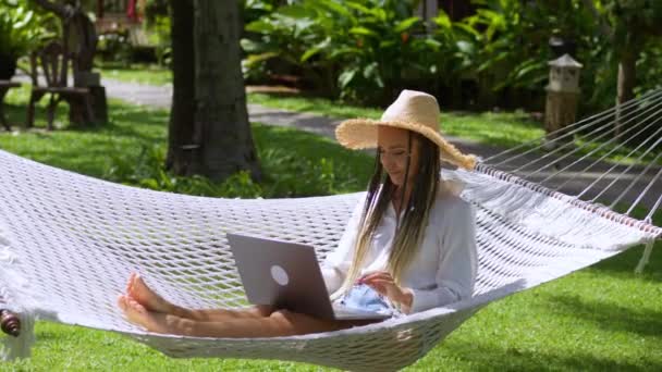 Spokojenost Obchodní Žena Digitální Nomád Pracuje Notebooku Během Letního Výletu — Stock video