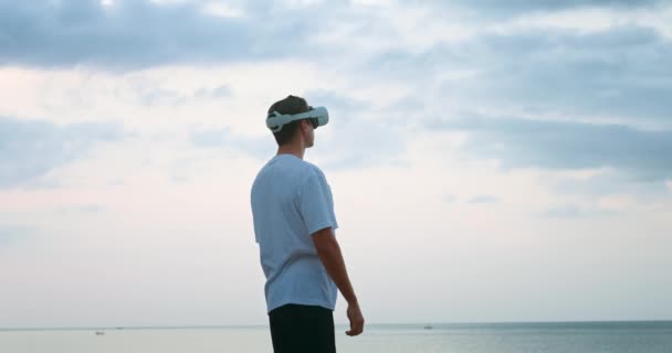Tampan Pria Mengenakan Virtual Reality Headset Augmented Reality Manusia Menjelajahi — Stok Video