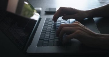 Kadınların elleri dizüstü bilgisayarın klavyesinde yazıp kodluyor. Engelleme zinciri şifreleme geliştiricisi ve ikili program kod kavramı. Bilgisayar klavyesinde programcı kodu yazan kadın serbest yazar.