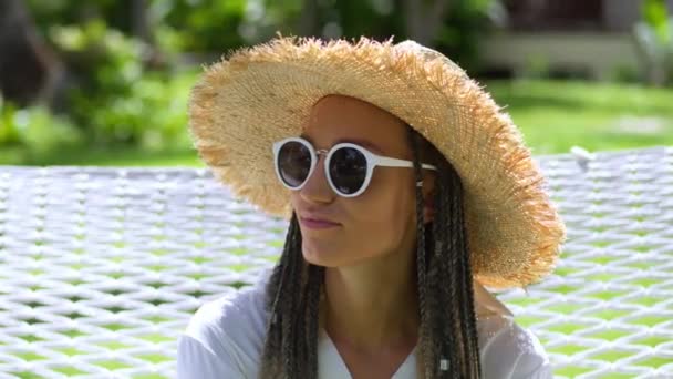 Jovencita Con Sombrero Sol Gafas Sol Disfrutar Día Soleado Aire — Vídeos de Stock