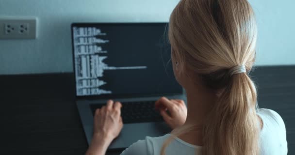 Zpět Pohled Mladá Žena Počítačový Programátor Při Pohledu Počítačový Monitor — Stock video