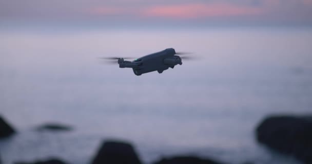 Vista Lateral Moderno Dron Quadcopter Flotando Aire Sobre Fondo Del — Vídeo de stock