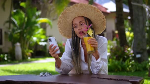 Relajante Turista Mujer Usando Teléfono Inteligente Beber Bebida Fría Verano — Vídeo de stock