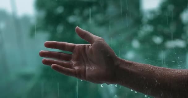 Zpomalený Záběr Kapek Deště Padajících Mužskou Ruku Během Monzunu Ruka — Stock video