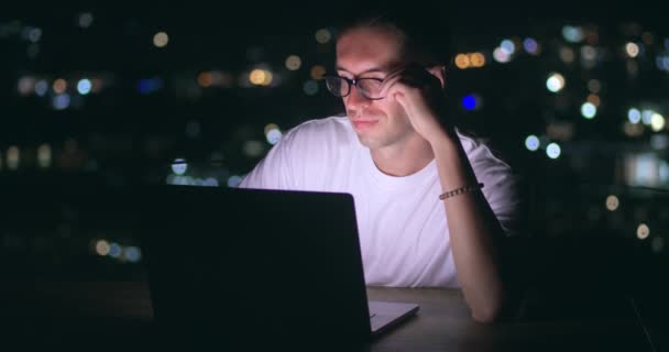Férfi Diák Tanul Online Laptoppal Tetőn Munkahelyi Éjszakai Városi Háttér — Stock videók