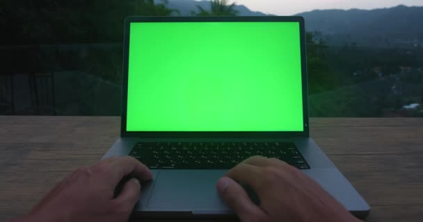 Мужские Руки Печатают Ноутбуке Зеленым Макетом Экрана Открытом Рабочем Месте — стоковое видео
