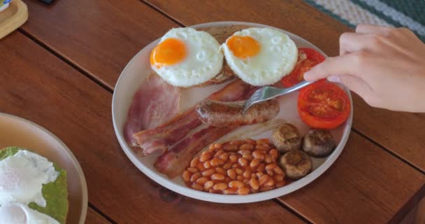 Kiełbasa Widelcem Podczas Porannego Śniadania Tradycyjne Angielskie Śniadanie Talerzu Kiełbasą — Wideo stockowe