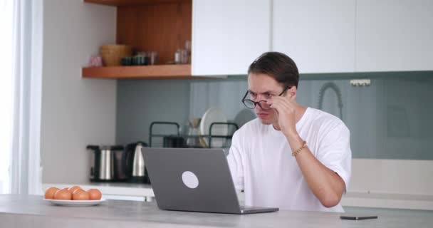 Man Bang Kijkt Naar Het Laptopscherm Zit Thuis Keuken Zakenman — Stockvideo