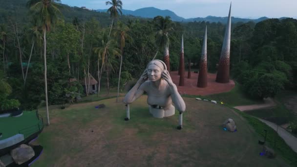 Koh Samui Thailand 2023 在丛林中的未来主义公园为派对制作的神奇女歌手雕像 热带雨林未来主义公园 丛林主题派对地点Dj女性雕塑 — 图库视频影像